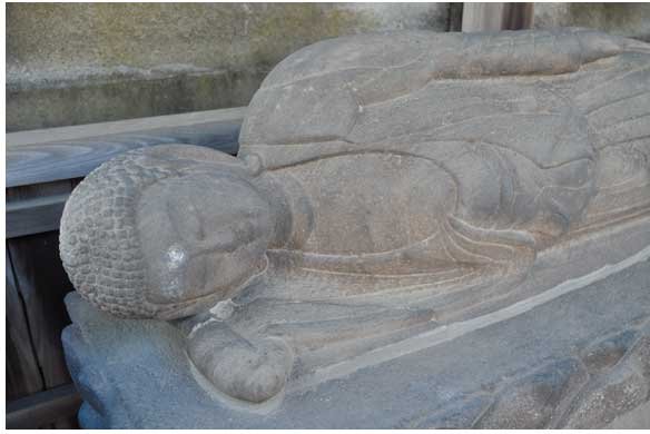 念仏堂の釈迦涅槃石像