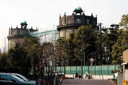 双子の給水塔の聳え立つ風景