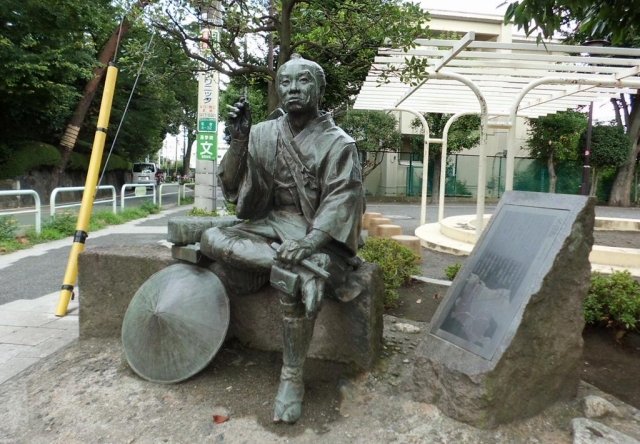 大山道の旅人の像