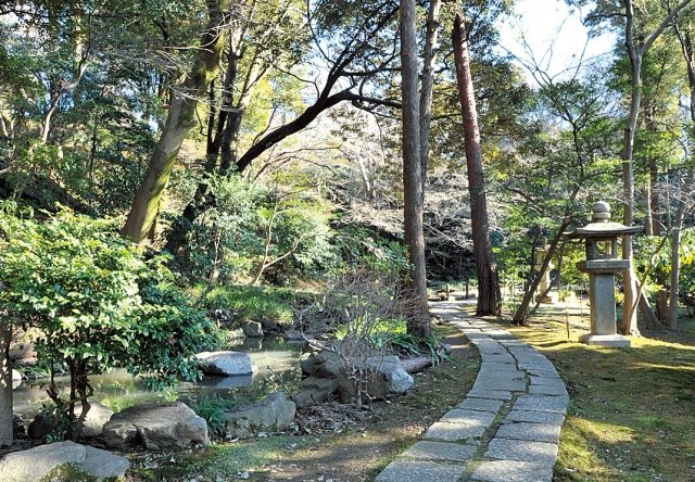 五島美術館の美しい庭園を愛でる