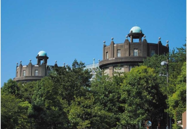 弦巻に建つ謎の王冠古城と近代建築