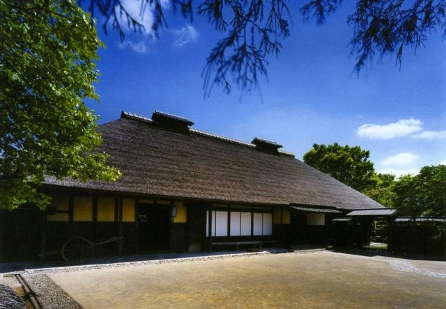 湧水が流れるせせらぎ豊かな野川沿い