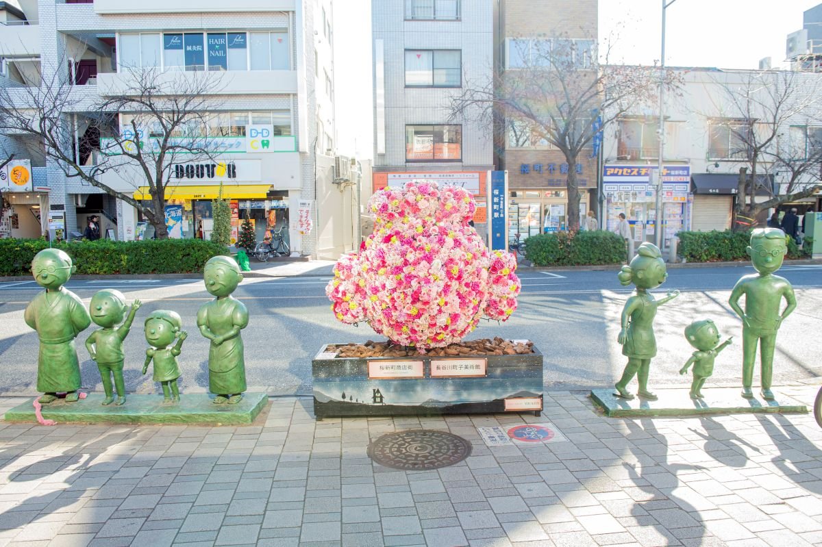 桜新町駅西口では、サザエさん一家が出迎えてくれます。桜新町には長谷川町子作品に登場するキャラクターの銅像がそのほか5カ所も。ぜひ探してみてください。