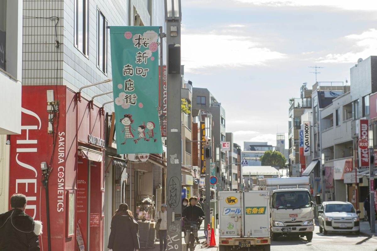 サザエさん通りにある桜新町商店街。青緑と桃色のタペストリーが頭上で揺れ、配電盤やポールなど、いたるところにサザエさんのキャラクターが。探さなくても目に入るキャラクターたちを眺めながら歩くだけで、気分が弾む通りです。