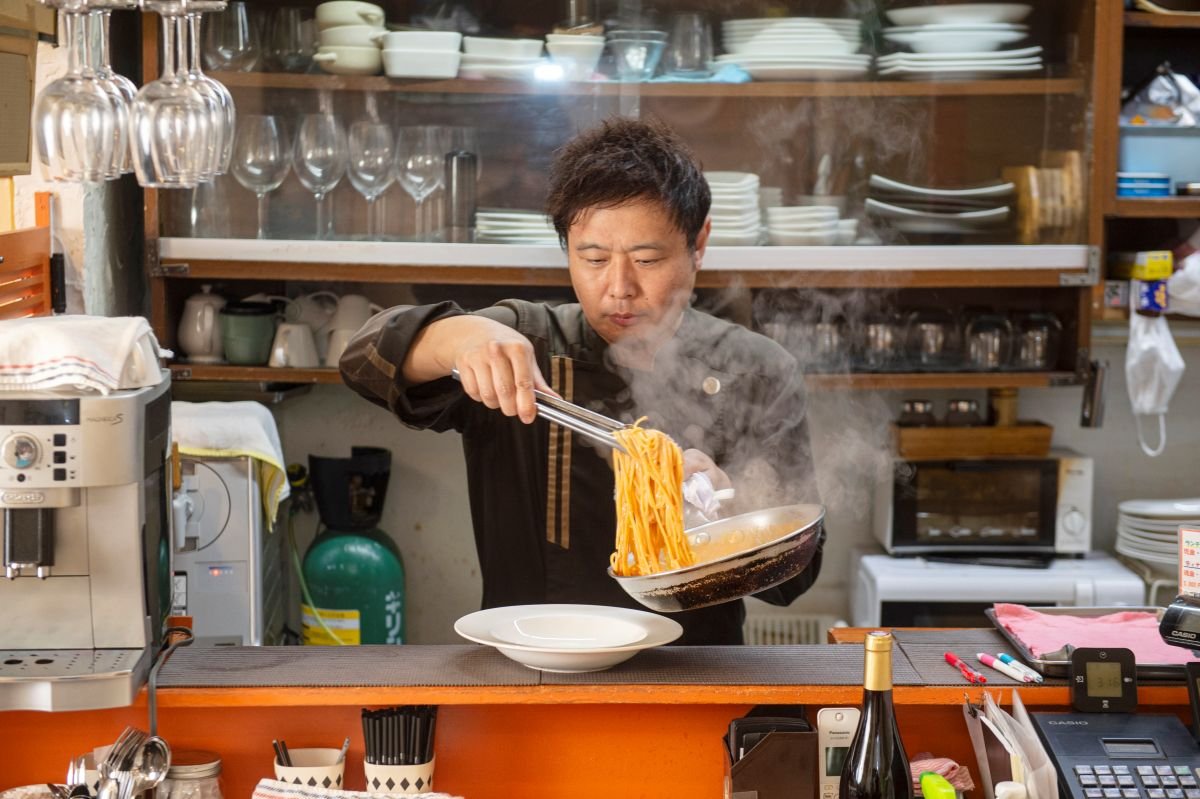 シェフの加藤竜司さん。尾山台の生パスタ専門店で15年以上修行したあと、両親が営んでいた喫茶店を改修し「カレン」を開店。一人で訪れるお客さまも、お子さん連れの方も気軽に来てほしいと考えており、「ここで過ごす時間を心から楽しんでもらえるような場所にしたいんです」と笑顔で話してくれました。
