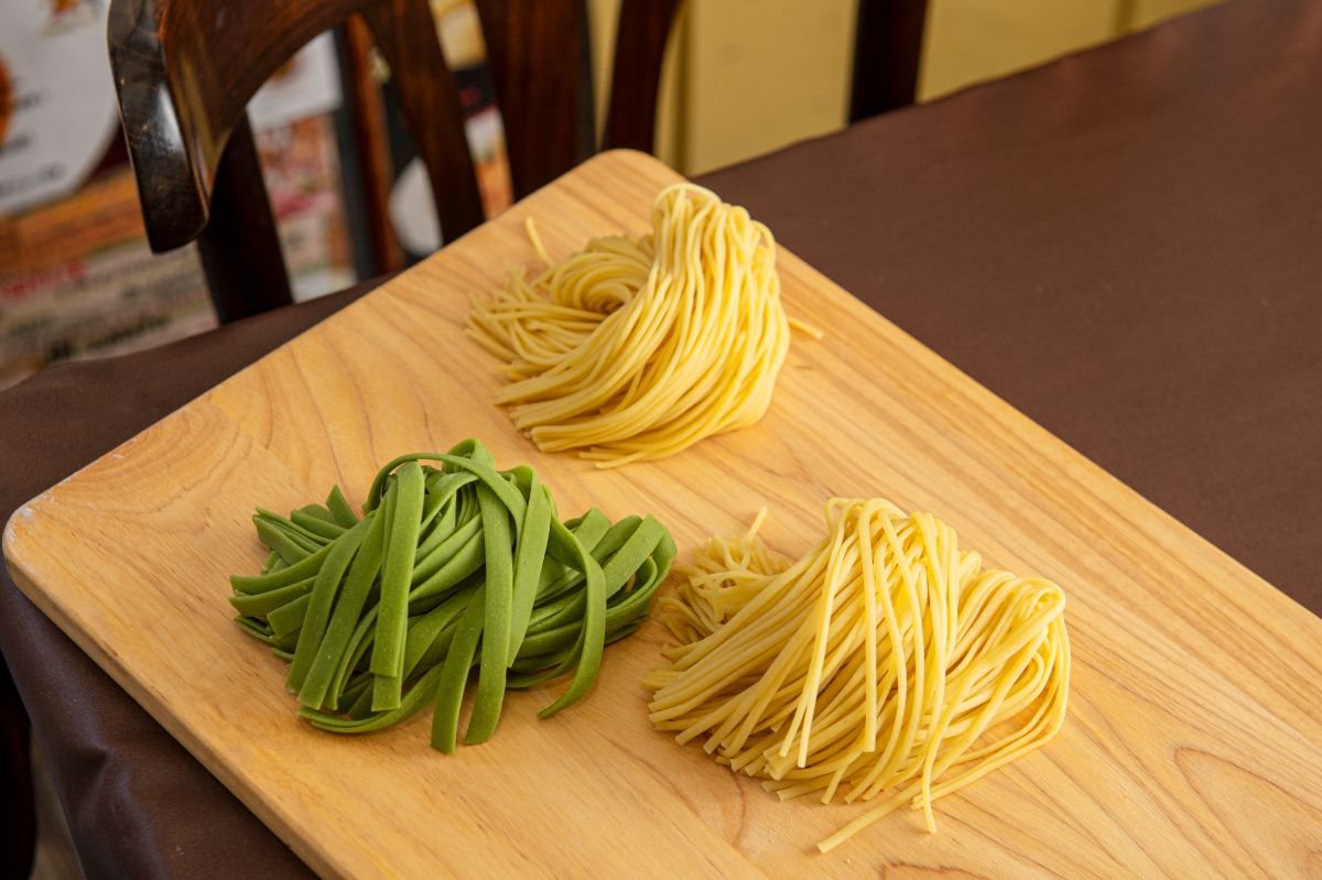 生パスタは数種類から選べます。常時用意されている生スパゲティーに加え、弾力が異なる生リングイネ、ほうれん草入りの生フェットチーネなどの日替わりパスタが1〜2種類用意されています。