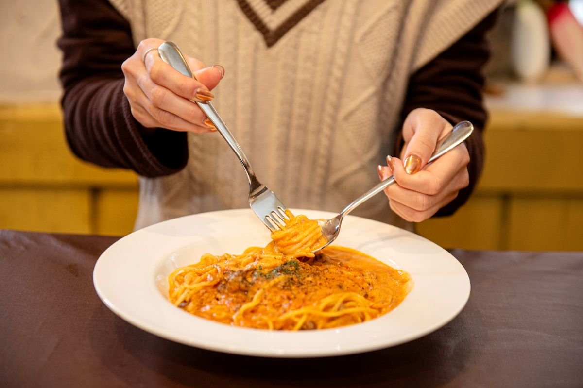 ミートソースのこってりとした風味のあと、追いかけるようにカルボナーラのミルキーさが広がる「世田谷ミートカルボ」。シェフに声をかけるともらえるオイルをかけると、香ばしい味わいに変化します。