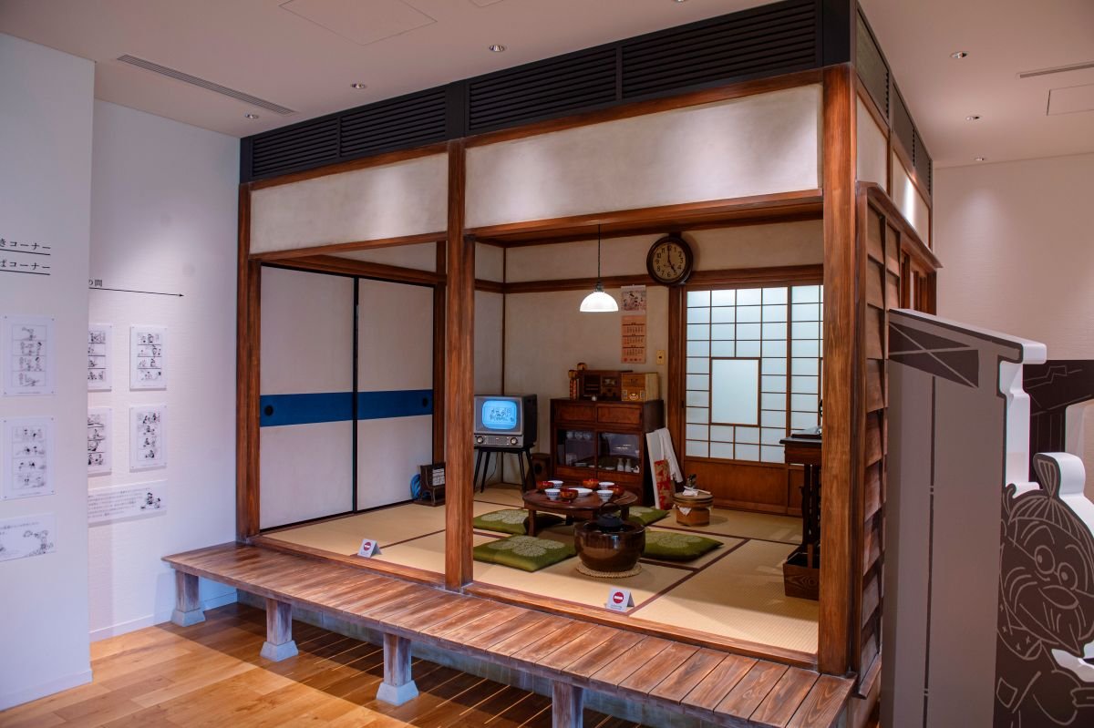 磯野家の茶の間は、原作では設定が一定せず、何度も変化。1階常設展示場に再現された茶の間は、1950年から1960年代の4コママンガを参考に家具や道具が配置されており、アニメとは少し異なる雰囲気です。