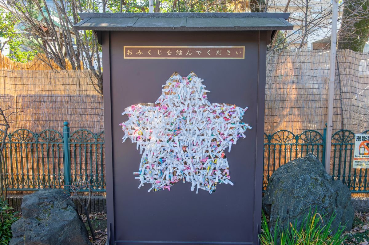 おみくじを結ぶ場所も桜の花びらの形になっていて、何だか運気が上がりそう。