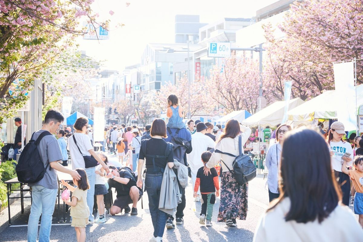 サザエさんが見守る町で春の桜散歩